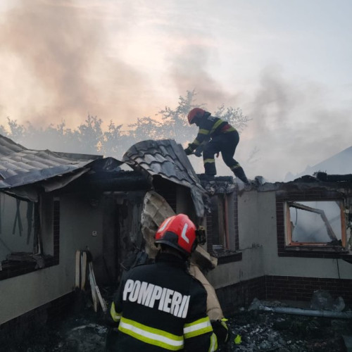 Update: Incendiu la două case alipite, pe o suprafață de aproximativ 200 mp