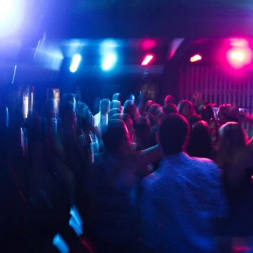 Bătaie în discotecă la Milcovul: patru bărbați implicați într-un conflict
