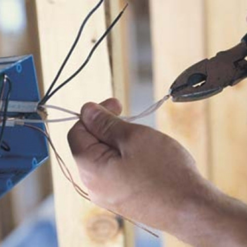 Un bărbat din Cotești, electrocutat în timp ce lucra la înălțime