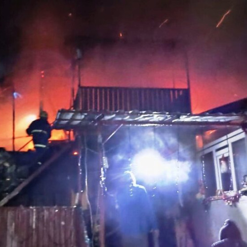 Incendiul devastator din satul Bicestii de Sus a fost stins de pompieri