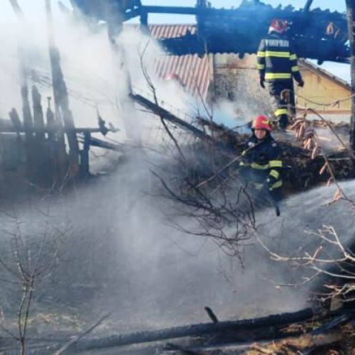 Incendiu într-o anexă gospodărească în Adjud