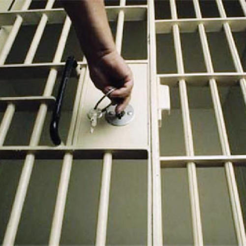 Trei persoane arestate în urma unui dosar de înșelăciune și trafic de telefoane în penitenciar