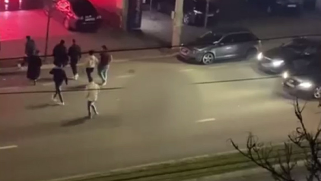Tânăr bătut în mijlocul străzii, poliția îi caută pe agresori.