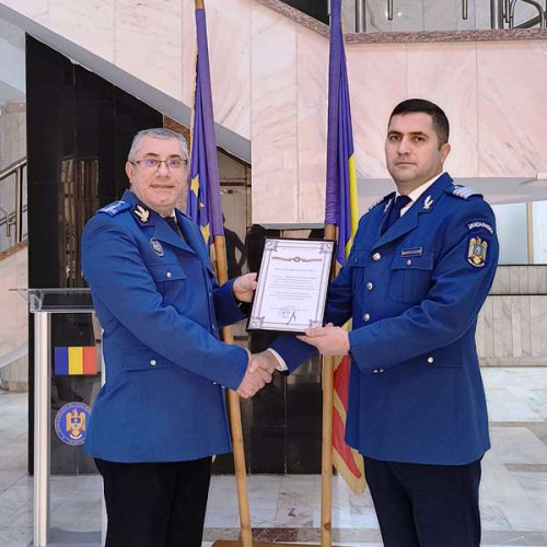 Jandarm din Adjud salvează un vecin dintr-un apartament cuprins de fum