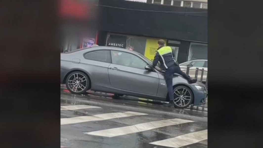 Şofer scos cu forţa din maşină după o urmărire în trafic