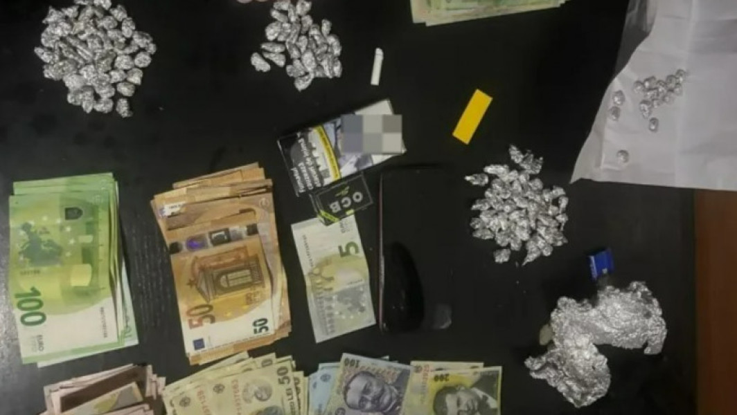 Trei tineri din Constanța au fost prinși cu 140 de bile cu droguri și mii de euro.