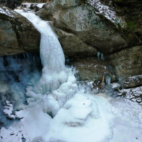 Peisaj de vis în Muntii Vrancei: Cascada Muntioru înghețată