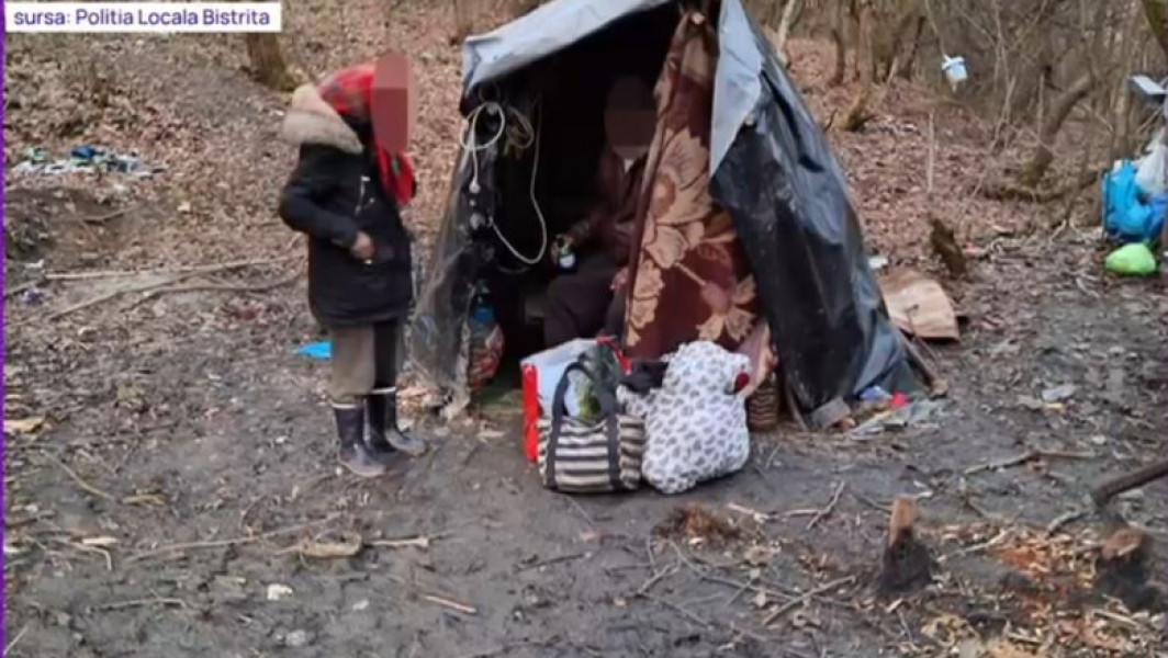 Familie în adăposturi improvizate în pădure, lângă Bistrița. Doi copii bolnavi la spital