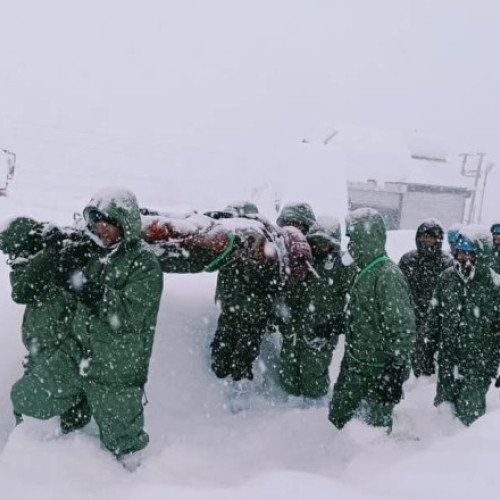 Avalanșă în Himalaya: Zeci de muncitori salvați din containere metalice