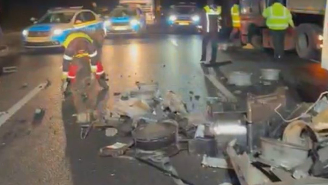 Un adolescent a murit în urma unui accident cu autoutilitara și un camion staționat
