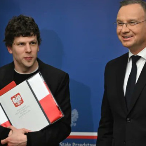 Actorul Jesse Eisenberg primește cetățenia poloneză de la președintele Andrzej Duda