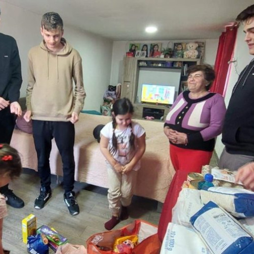 Caravana tinerilor implicați aduce speranță și solidaritate în comunitate