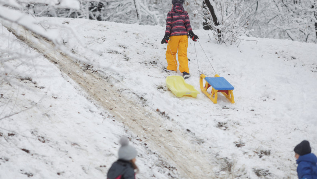 Record de temperatură în București: Geroasa noapte acoperă Capitala cu zăpadă