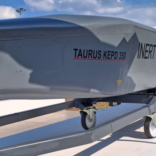 Regatul Unit sprijină Germania în livrarea rachetelor Taurus către Ucraina