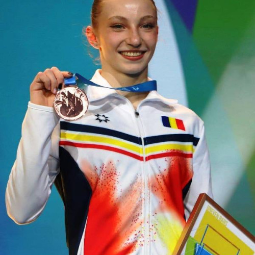 Romania, din nou mândră în gimnastica artistică, a obținut o medalie importantă la Campionatele Europene de la Leipzig. Ana Barbosu, în vârstă de doar 18 ani, a câștigat medalia de bronz în finala de la paralele inegale, potrivit jurnaldevrancea.ro. Aceasta reprezintă prima medalie a României la acest aparat după o pauză de 16 ani.