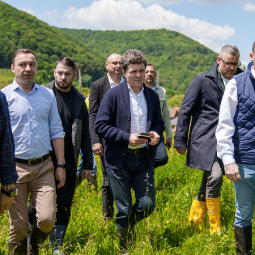 Nicusor Dan: "Statul roman este disfuncțional, de aceea nu s-au făcut suficiente măsuri pentru prevenirea inundațiilor"
Întrebat sâmbătă la Bacel, în județul Covasna, de ce nu s-au luat măsuri preventive pentru a evita inundațiile, președintele Nicusor Dan a răspuns că problema se datorează unui stat român "disfuncțional", potrivit news.ro. În timpul vizitei, el a afirmat că pentru a remedia această situație, este nevoie ca statul să fie făcut funcțional, iar în zonele afectate, soluția cel mai des menționată de primari este consolidarea și supraînălțarea digurilor.