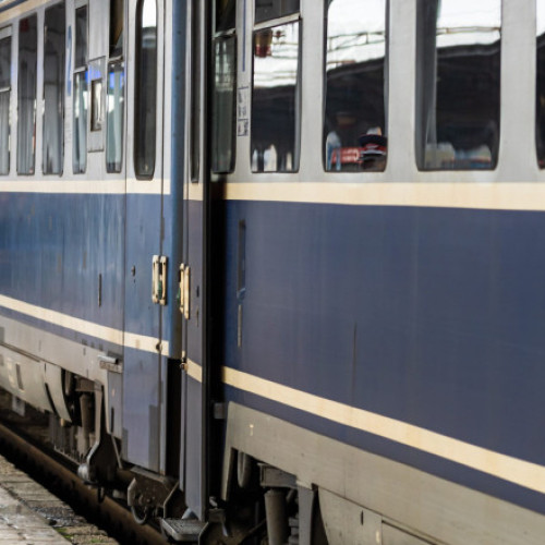Tren oprit de urgență în gara din Petrosani după ce un călător a fost înjunghiat