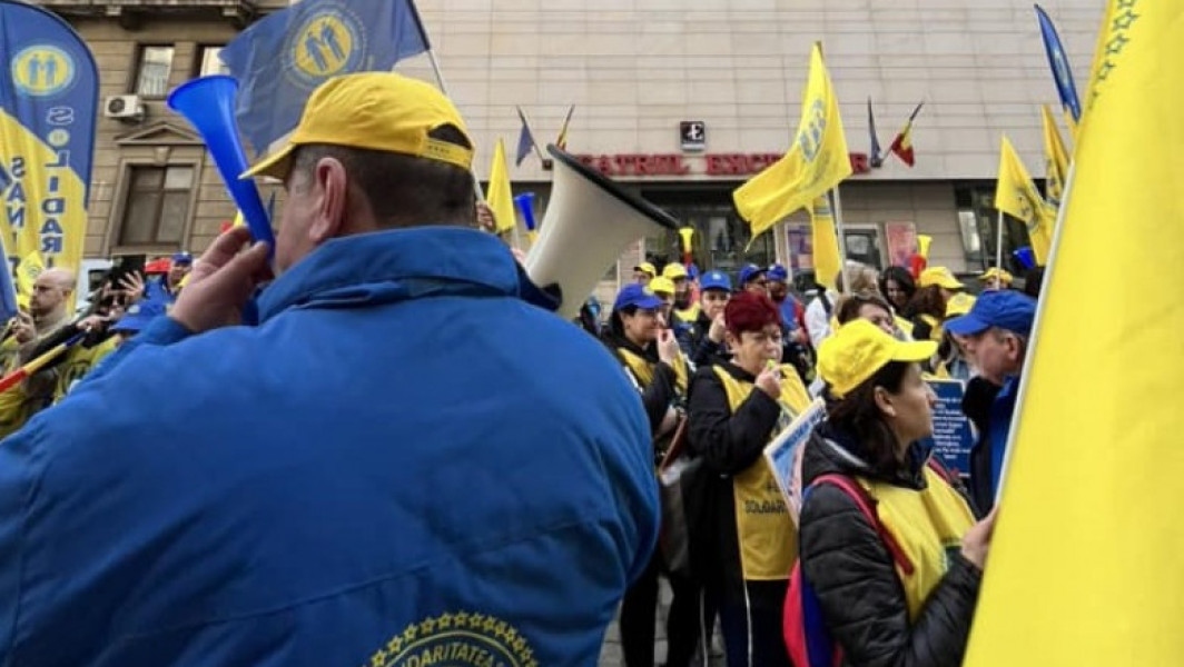 Medicii din București protestează în fața guvernului acuzând „lipsă de onestitate” privind salariile promise