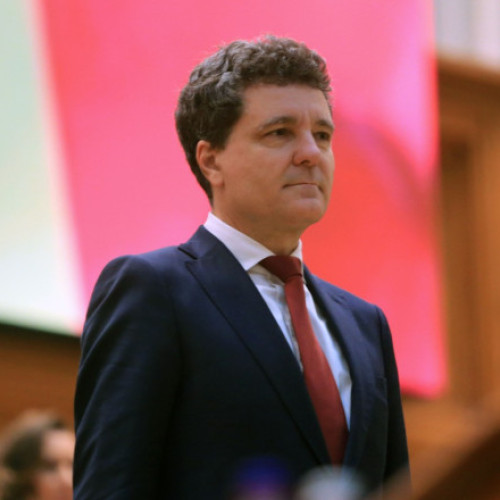 Nicușor Dan, președintele României, a transmis felicitări președintelui ales al Poloniei, Karol Nawrocki, potrivit digi24.ro. În mesajul său, el precizează că așteaptă cu nerăbdare colaborarea pentru a întări Parteneriatul Strategic dintre cele două țări. Dan menționează că &quot;colaborarea strânsă dintre țările noastre rămâne esențială pentru asigurarea securității pe Flancul Estic și promovarea unei coeziuni și siguranțe&quot;.