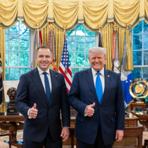 Victoria lui Karol Nawrocki în alegerile din Polonia, considerată la limită, marchează o realizare importantă pentru tabăra „Make America Great Again” (MAGA), potrivit Digi24.ro. Pentru prima dată, gruparea susținută de Donald Trump poate revendica un succes în încercările sale de a influența alegeri din Europa. În același timp, această victorie poate fi interpretată și ca o mică înfrângere pentru Joe Biden, notează publicația franceză Le Figaro.