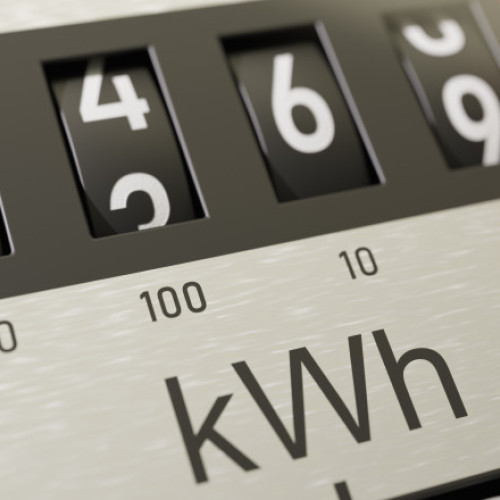 De luna viitoare, românii ar putea plăti facturi mai mari la energie, potrivit digi24.ro. Expira plafonarea tarifelor și furnizorii încep să trimită oferte cu tarife duble, notează sursa. Guvernul nu a adoptat încă măsuri clare de sprijin pentru persoanele vulnerabile, însă autoritățile analizează mai multe variante, precum acordarea de ajutoare pentru cei cu venituri mici sau reducerea cotei de TVA pentru facturile la energie.