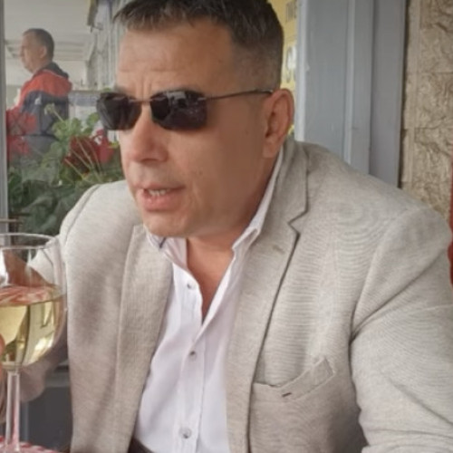 Fosta soție a bărbatului care și-a ucis mortal fosta parteneră în cartierul Cosmopolis face dezvăluiri despre experiența sa, precizând că a fost victima violenței fizice și psihice timp de peste două decenii. Potrivit digi24.ro, femeia povestește că a trăit toată această perioadă în frică, iar singurul moment în care s-a simțit în siguranță a fost după ce a aflat că fostul soț s-a sinucis.