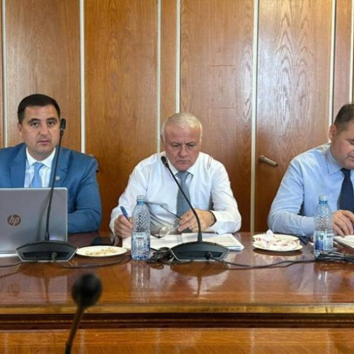 Deputatul PNL Vrancea, Dragoș Ciobotaru, face parte din comisia care se ocupă de întocmirea programului de guvernare pentru domeniul administrației publice, conform vrancea24.ro. În calitate de fost primar al comunei Vizantea-Livezi, Ciobotaru este membru al Comisiei pentru administrație publică și amenajarea teritoriului din Camera Deputaților.