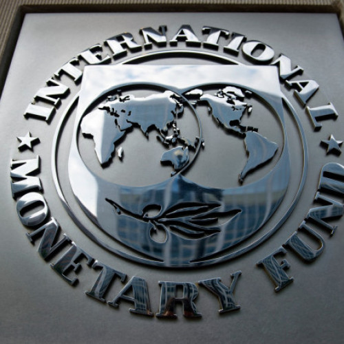 FMI propune reforme fiscale importante pentru România, pentru a crește veniturile și a susține economic creșterea. Potrivit digi24.ro, statează să crească TVA de la 19% la cel puțin 20% până în 2025, inclusiv majorarea accizelor pentru tutun, alcool și combustibili pentru a alinia prețurile la nivelul optim și pentru a reduce emisiile de carbon. Totodată, Fondul recomandă introducerea a două cote de impozit pe venit, de 15% și 25%, precum și eliminarea sau reducerea contribuției la sănătate pentru a ușura povara fiscală asupra muncii. Aceste măsuri, dacă sunt implementate integral, pot aduce venituri de cel puțin 1,2% din PIB în 2025, notează Economedia și citează sursa digi24.ro.