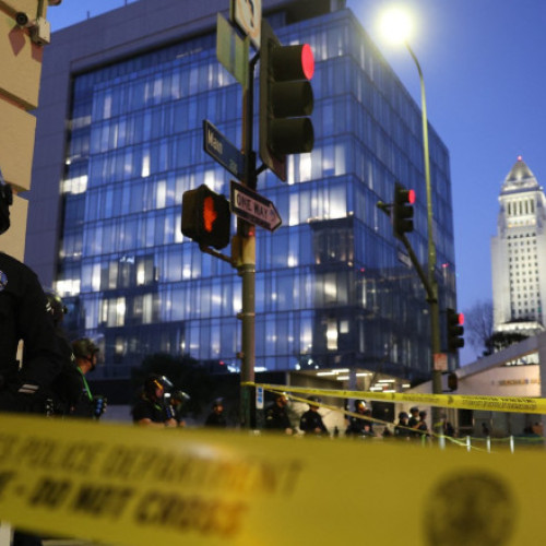 La Los Angeles a fost instituită starea de urgență pe timp de noapte. Poliția a început să facă „arestări în masă”