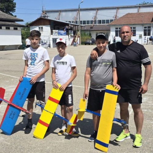 Echipa de aeromodele din Vrancea a participat la concursul național din Pucioasa
