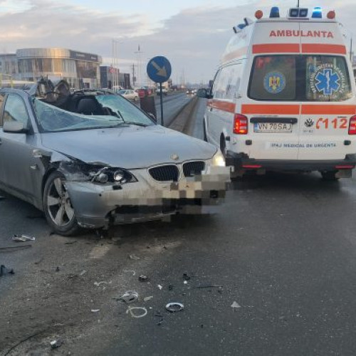 Accident rutier pe centura Focșaniului: autoturism și autovehicul s-au ciocnit în timpul distribuirii de antiderapant