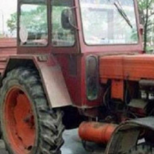 Șofer fără permis lovește un vehicul cu tractorul și refuză testările pentru alcoolemie