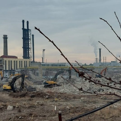 Se intensifică curățarea terenului din zona Mopaf pentru noul complex rezidențial VIDEO