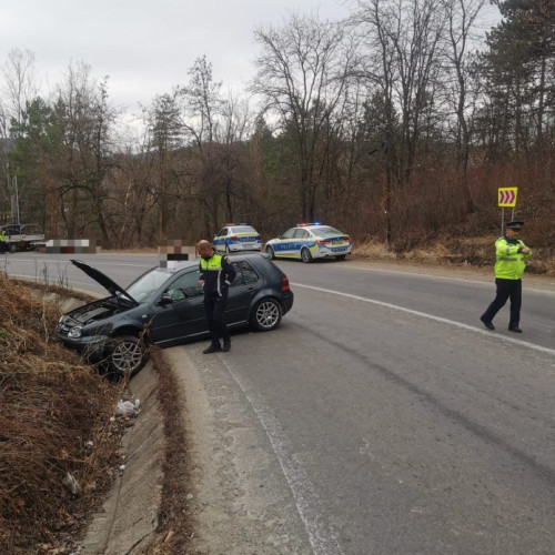 Șoferiță rănită în accident rutier, transportată la spital