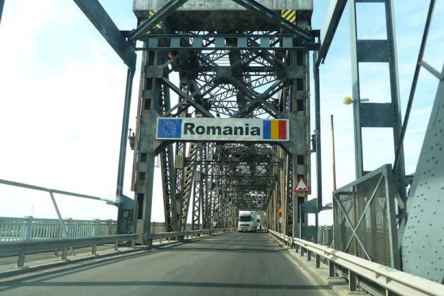 Aglomerație la ieșirea din țară prin Giurgiu din cauza lucrărilor la Podul Prieteniei