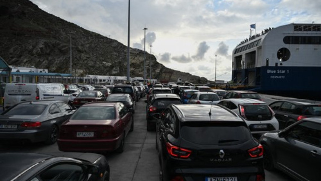 Video Exclusiv Cum le-a fost furată mașina unor turiști români în Grecia. „Au intrat peste noi când dormeam!”