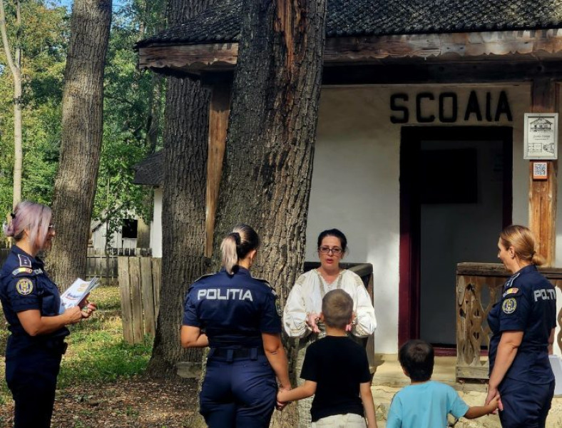 Activități de siguranță pentru elevi înainte de începerea anului școlar, organizate de poliția din Vrancea