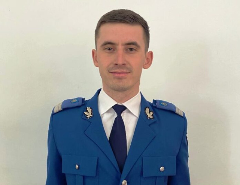 Jandarm aflat în timpul liber ajută la stabilizarea unei victime după un accident rutier