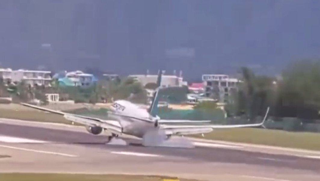 Aterizare cu emoții în Caraibe după desprinderea trenului de aterizare al unui avion din Canada