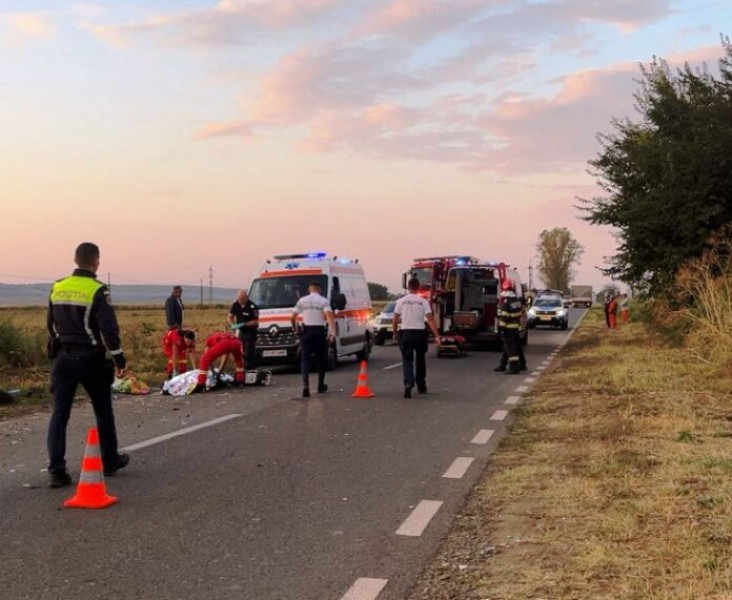 Accident grav între Pechea și Rediu pe DJ 255, implicând autospeciala de poliție; trei răniți și o persoană decedată
