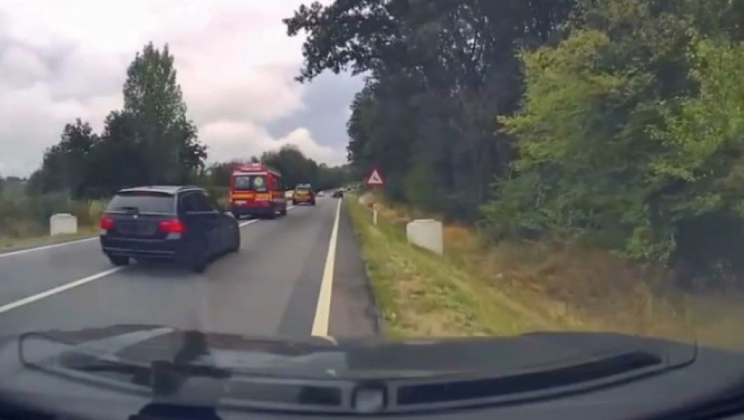 Șoferi urmăresc ambulanțe SMURD în Bihor; autoritățile au sesizat Poliția