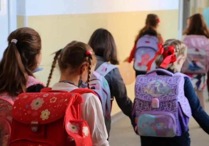 Guvernul majorează sprijinul pentru elevii din medii defavorizate