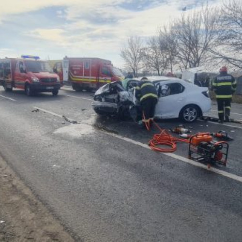 Trafic blocat pe E85 din cauza unui accident rutier cu două mașini implicate