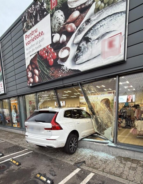 O şoferiţă a avariat geamurile unui supermarket în Brăila după ce a comis o greşeală la volan