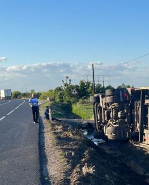 Autocamion răsturnat pe DN2 E85 în localitatea Haret, intervenție în curs
