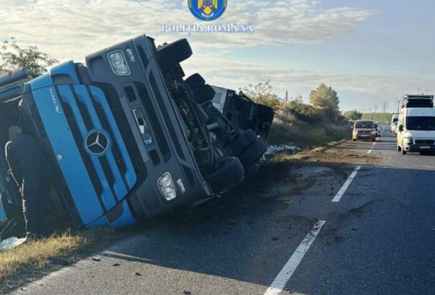 TIR răsturnat în șanț pe DN 2 E 85, în localitatea Haret