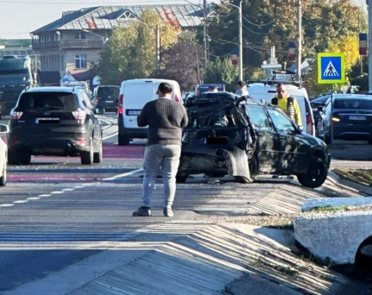 Accident grav la Golești: un șofer a fost încarcerat după ce o autobetonieră l-a lovit din spate