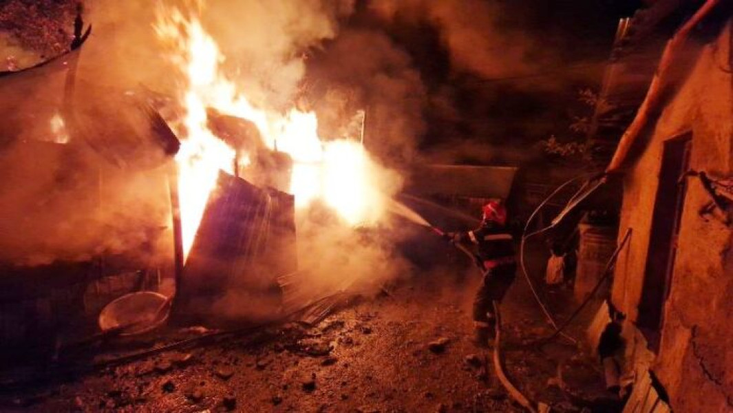 Incendiu la o fânărie din satul Lăstuni, intervenție de amploare a pompierilor