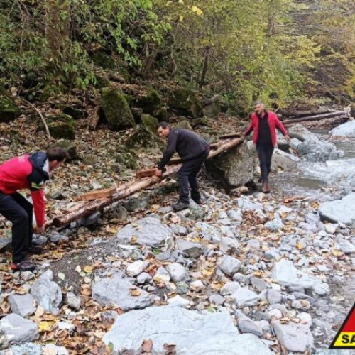 Salvamont Vrancea repară și întreține traseele turistice din Munții Vrancei