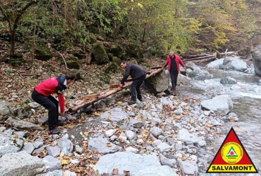 Salvamont Vrancea repară și întreține traseele turistice din Munții Vrancei